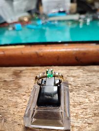 anello oro giallo con smeraldo e diamanti