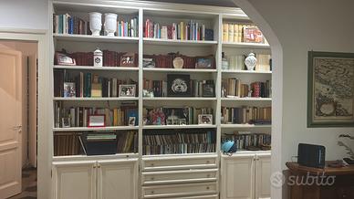 Grande libreria in legno laccato con ante e casset