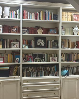Grande libreria in legno laccato con ante e casset