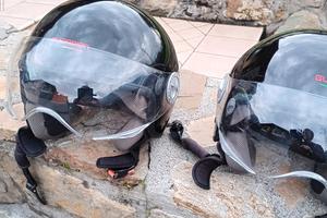 2 caschi per moto