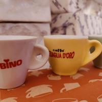 servizio tazzine caffè con piattini