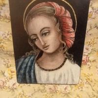 graffito figura sacra a colori su granito