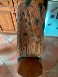 Sedia etnica con raffigurazione di giraffa