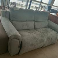 Divano 2 posti grigio con sistema relax 