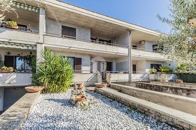 VILLA A SCHIERA A CASTEL SANT'ELIA