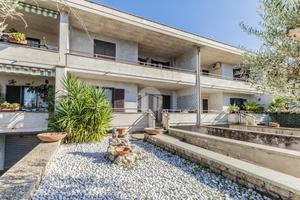 VILLA A SCHIERA A CASTEL SANT'ELIA