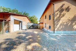 Porzione di casa con ampio giardino