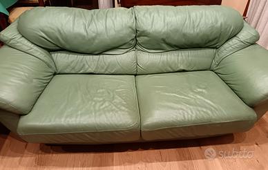 Divano e tavolo da salotto 