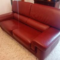 divano pelle colore bordeaux 