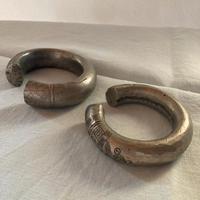 2 Bracciali Moneta e 4 anelli tribali