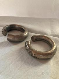 2 Bracciali Moneta e 4 anelli tribali