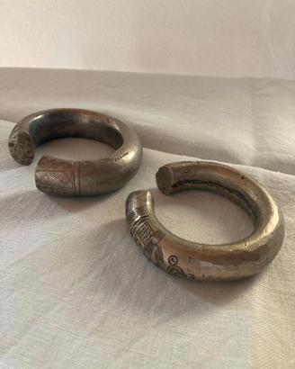2 Bracciali Moneta e 4 anelli tribali