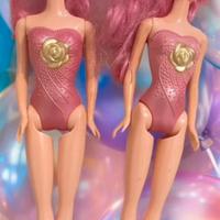 Lotto di bambole vestite e non