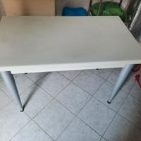 Tavolo in formica bianco