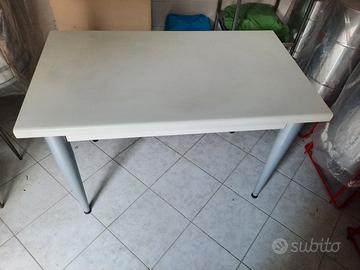 Tavolo in formica bianco