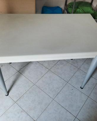 Tavolo in formica bianco