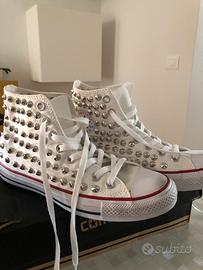 Converse con borchie e teschi