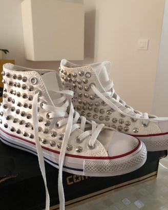 Converse con borchie e teschi
