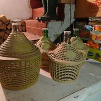 Damigiane in vetro con cesta in plastica