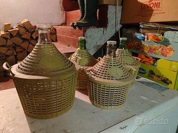 Damigiane in vetro con cesta in plastica