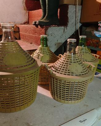 Damigiane in vetro con cesta in plastica
