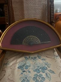 Un ventaglio nero antico in cornice