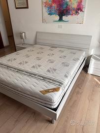 Letto e due comodini