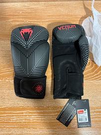 Guantoni Venum Phantom 10oz Black/Red - Mai usati