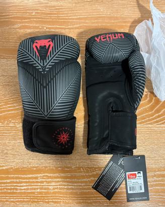 Guantoni Venum Phantom 10oz Black/Red - Mai usati