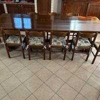 Tavolo da taverna con sedie