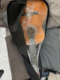 Chitarra classica con fodero