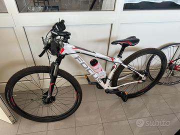 coppia biciclette corsa e mtb