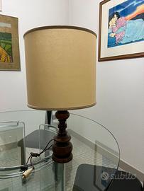 Lampada da tavolo in legno e carta pergamena