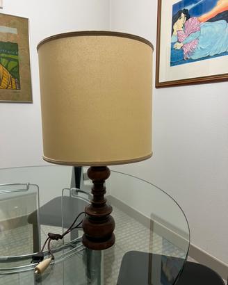 Lampada da tavolo in legno e carta pergamena
