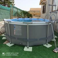 Piscina fuori terra ovale da giardino.