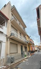 Terratetto in centro con 4 appartamentini arredato