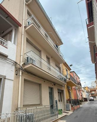 Terratetto in centro con 4 appartamentini arredato