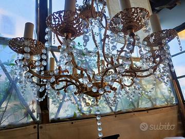 lampadario antico con candele e quarzi