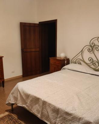 Spaziosa camera con bagno in villa