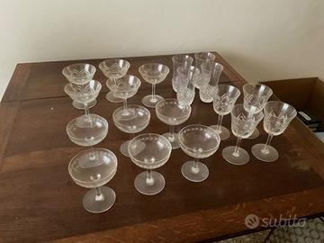 Mobile basso/credenza in legno con anta e ripiani