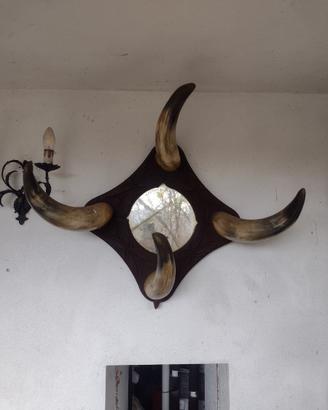 Specchio da parete decorativo con corni