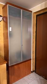 Armadio guardaroba e colonna in legno e vetro