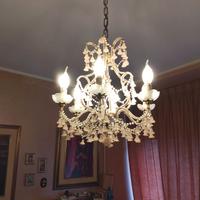 Elegante lampadario vintage in vetro rosa