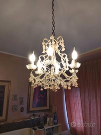 Elegante lampadario vintage in vetro rosa