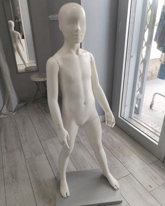 manichino bimbo per negozio