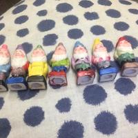 Sette nani in ceramica