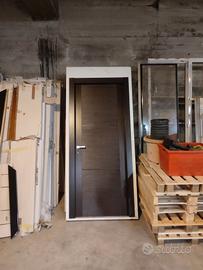 12 porte interne in legno nuove con telai 