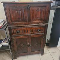 Mobile bar con piano ribaltabile.