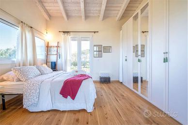 Villa moderna con ampi spazi e vista mare