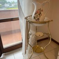 Elegante Lavamani in ceramica bianca e gialla